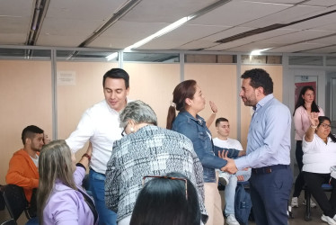 El secretario de Educación de Manizales, Andrés Felipe Betancurth, y el alcalde, Jorge Eduardo Rojas, posesionan de manera personal a cada funcionario. El jueves lo hicieron con docentes y coordinadores del Programa Todos a Aprender.