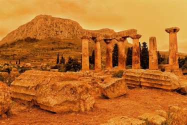 El polvo del Sahara cubrió este martes el Templo de Apolo en Corinto, Grecia. Según el Observatorio Nacional de Atenas, la circulación atmosférica sobre Grecia favorece la transferencia de masas de aire caliente de África a Grecia, lo que provoca temperaturas muy altas y la transferencia de cantidades significativas de polvo sahariano.