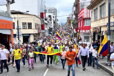 Cuando la cabeza de la marcha contra el Gobierno pasaba el Parque Caldas, en la carrera 22, la cola iba por el parque de Cristo Rey, en la avenida Santander.