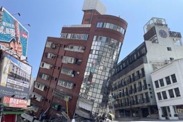 Este es uno de los dos bloques de viviendas quedaron parcialmente colapsados en Hualien (Taiwán).