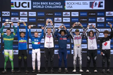 El caldense Juan Jerónimo Marín (segundo de izquierda a derecha) logró para Colombia la medalla de plata en el Mundial de BMX.