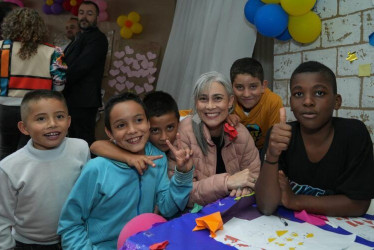 Niños acompañan a la gestora social de Manizales, Juliana Londoño Villa, durante el lanzamiento del programa Buenas Noches.