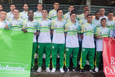 Los estudiantes de La Dorada posan con los computadores junto con Mauricio Lizcano, ministro de las TIC; Henry Gutiérrez, gobernador de Caldas; Wílder Escobar y Octavio Cardona, representantes a la Cámara, y Jhon Freddy Saldaña, alcalde.