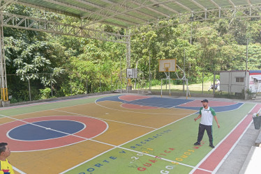 Una cancha multifuncional entre las visitadas.