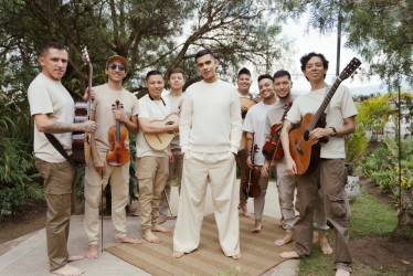 Nico Hernández con su banda la Fuerza Musari.