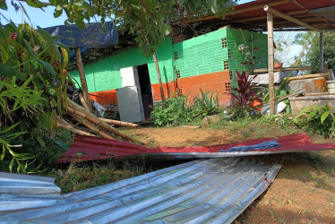 Las veredas La Esperanza y El Roblal, en Aranzazu (Caldas), sufrieron destechamientos en las casas e interrupciones en la energía eléctrica tras un fuerte vendaval.