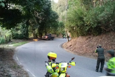 El hallazgo del cadáver se dio en la vía entre la cabecera municipal de Manizales y el sector de Tres Puertas, por la vereda La Cabaña.