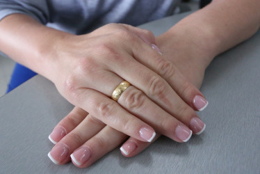 El francés es una técnica de manicura que no pasa de moda. Luce en grandes y chicas.