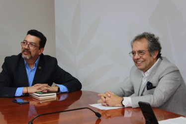 El director nacional de la ESAP, Jorge Iván Bula (derecha), estuvo en Manizales donde firmó un convenio con la la Universidad de Caldas. 