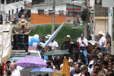 El pueblo acompañó la peregrinación hasta arribar al templo Nuestra Señora de Los Dolores donde el sacerdote pensilvanense Nodier Antonio López Castaño celebró su primera misa, después de haber sido ordenado el día anterior en la Catedral de La Dorada por el obispo Hency Martínez Vargas.