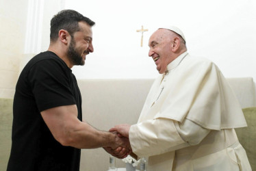 El papa Francisco (d) se reúne con el presidente ucraniano Vlodomir Zelenski (i) en Apulia.