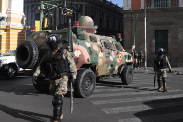 Según las últimas informaciones, un tanque tiró las puertas de la sede del Ejecutivo de Bolivia e ingresó a las 3:51 p.m.