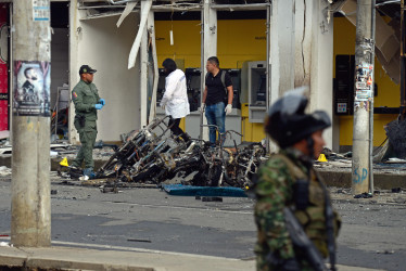 Investigadores de la Policía recogen evidencias luego de la explosión de este miércoles en Jamundí (Valle).