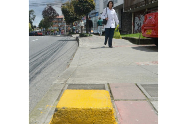 Bases de postes de alumbrado público quedaron instaladas en por lo menos tres puntos de la ciudad. Peatones se han tropezado con estas. Reportan que la situación ha expuesto la integridad de personas que circulan sobre la avenida Santander, por el sector de La Estación y Vizcaya. El Invama promete intervenir estas estructuras para evitar más accidentes.