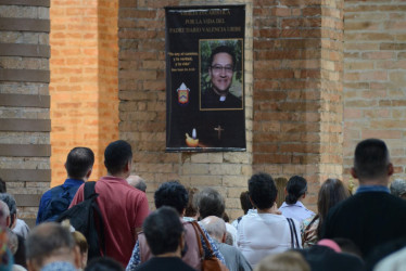 El pendón con la imagen del padre caldense Rubén Darío Valencia está colgado en la Catedral de la Virgen de la Pobreza de Pereira (Risaralda).