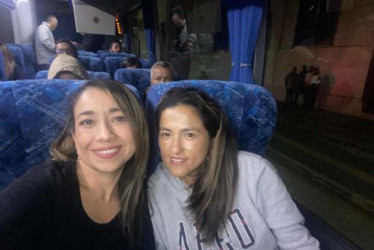 En la noche de este domingo comenzó el desplazamiento de docentes de Caldas con miras a participar este lunes en la llamada Toma de Bogotá. Los educadores protestan contra la enmienda al proyecto de ley estatutaria. Lina María Ocampo (derecha) viaja a la capital colombiana para asistir a las manifestaciones.