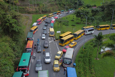 De 5:30 a.m. a 1:30 p.m., conductores de buses intermunicipales protestaron este martes en La Romelia, que conecta a Santa Rosa y Dosquebradas (Risaralda). Durante la manifestación no se permitió el paso del Megabús por la zona.