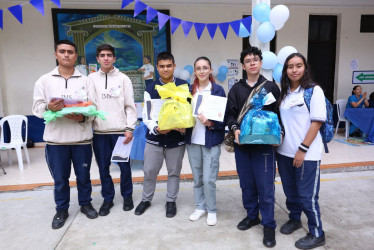 Los seis ganadores posaron con sus reconocimientos.