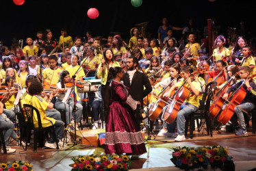 Música sinfónica y demostraciones artísticas adornaron la noche.