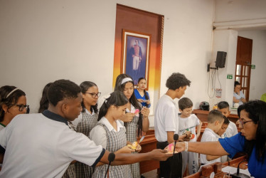 Estudiantes de La Dorada les entregaron a los concejales huevos decorados, que aludían a la fragilidad de la niñez.