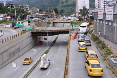 La construcción del empalme del ramal está en el lado derecho de esta fotografía, por donde circulan los taxis, al frente de la Terminal de Transportes.