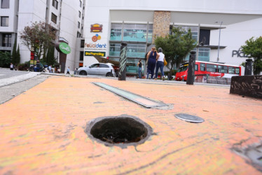 Tres de los nueve bolardos fueron retirados de su base.