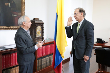 Este miércoles tomó posesión como director de la DIAN el contador Jairo Orlando Villabona (derecha) frente al ministro de Hacienda, Ricardo Bonilla (izquierda). Estos son los retos que asume.