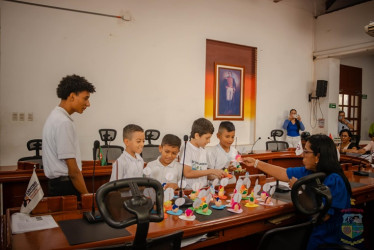 Estudiantes les entregaron huevitos decorados a los concejales de La Dorada (Caldas), como homenaje a la fragilidad de la niñez.