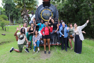 El grupo de estudiantes canadienses visitó el ecoparque Bosque Popular el Prado.