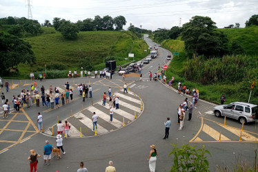 En el sector de Las Margaritas (Risaralda) protestaron para que en este punto se construyan un puente elevado y una glorieta. La petición la hacen debido a la cantidad de accidentes que han pasado en este punto de la calzada.