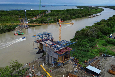 Dos secretarios de la Gobernación de Antioquia visitaron la capital de Caldas este jueves (20 de junio) para exponer el puerto que se construye en el golfo de Urabá y las ventajas que ofrecería al exportar productos por el océano Atlántico. Las obras se terminarían en el primer semestre del 2025. Conozca las voces de los representantes antioqueños, integrantes de la Alcaldía de Manizales y líderes gremiales. 