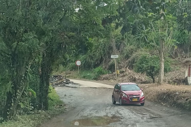 El hueco en el sector de la Ermita estaba empeorando por las lluvias, según denunciantes.