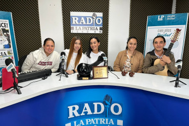 María José Valencia, Andreina Restrepo, Jennifer Castillo, Mauricio Salazar y Lina Abrito, integrantes del Dueto Florecer Andino y ganadores del Mono Núñez, integrantes del Dueto Florecer Andino. 