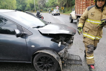 Así quedó el carro luego de chocarse contra un separador en la vía.