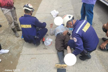 Bomberos de San José atendieron al adulto mayor lesionado. 