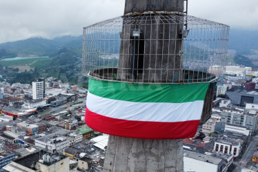 Dos símbolos de Manizales en una imagen: la Catedral y la bandera del Once Caldas. El Blanco celebra 20 años del título de la Copa Libertadores.