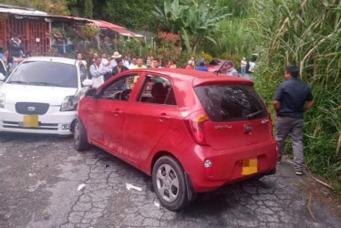 En el choque entre estos dos carros resultó lesionado el menor de edad.