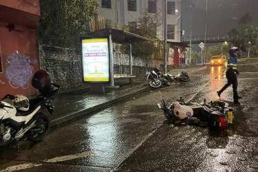 En la huida, el conductor del carro tumbó tres motos de los agentes de tránsito.