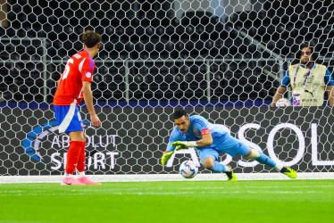 El portero chileno Claudio Bravo (d) ataja un balón durante el partido entre Perú y Chile en el grupo A de la Copa América 2024, en Arlington, Texas, EE.UU.