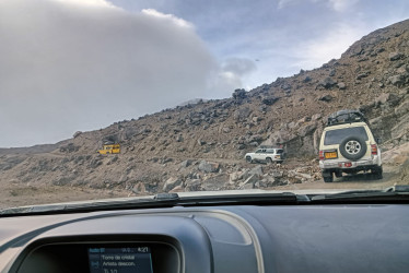 La Secretaría de Medio Ambiente publicó en su cuenta de X cuando los 32 turistas, conductores y operadores turísticos, llevan la mitad del recorrido de evacuación. "Están llegando al sector conocido como Valle de las Tumbas. Están en perfectas condiciones".