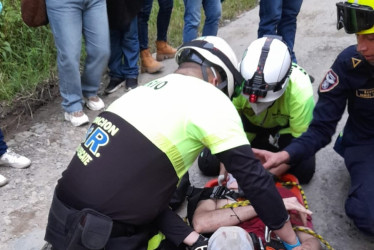 Este es el hombre rescatado por los paramédicos. Minutos después recuperaron al caballo. 