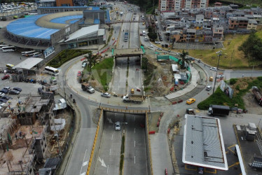 La comunidad en Los Cámbulos aún espera el puente elevado que serviría para retornar a Villamaría. Aunque el avance de las obras del intercambiador vial ya está en el 99%, según dijo en abril el director del Instituto Nacional de Vías en Caldas, Julio Guevara, comerciantes lamentan que las construcciones han disminuido su clientela y piden que se aceleren los trabajos, que inicialmente se iban a culminar en septiembre del 2023.