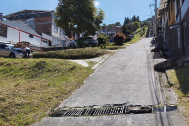 El alcantarillado está en mitad de la vía lo que genera un peligro entre los conductores.