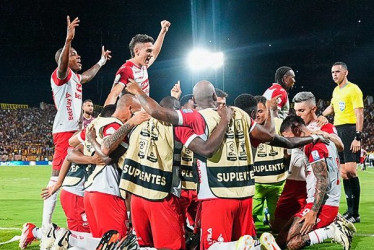 Santa Fe celebra triunfo ante el Deportes Tolima en Ibagué.