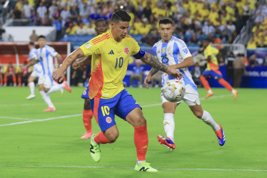 James Rodríguez (izq.) y Lisandro Martínez.