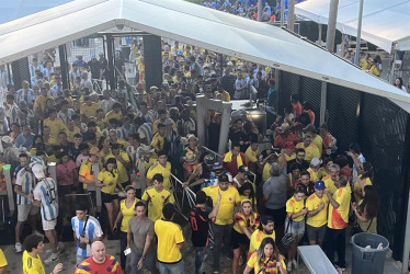  Aficionados ingresan sin control al estadio Hard Rock este domingo previo a la final de la Copa América, en Miami (Estados Unidos).