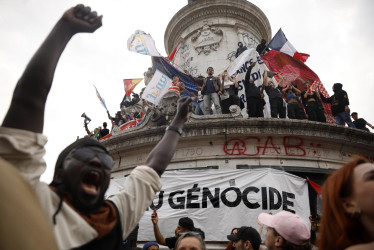 Ciudadanos en París celebran los resultados de las elecciones legislativas en Francia.