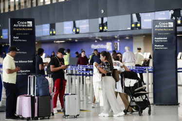 Viajeros esperan en el Aeropuerto Internacional de Tocumen en Ciudad de Panamá (Panamá), foto de referencia. La Gobernación de Risaralda entregará cinco premios a quienes paguen el impuesto vehicular a tiempo. Siga estos pasos para pagar el tributo e ingresar al sorteo.