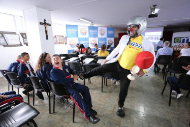 El payaso Astrolín causó risas y enseñó sobre las energías renovables en el Instituto Tecnológico Francisco José de Caldas. 543 estudiantes de Manizales participarán en una campaña de sensibilización para cuidar el medioambiente. Participarán en un programa internacional.