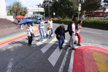 Lo ideal es que los adultos mayores y las personas con movilidad reducida estén acompañadas de un familiar a la hora de cruzar una cebra.